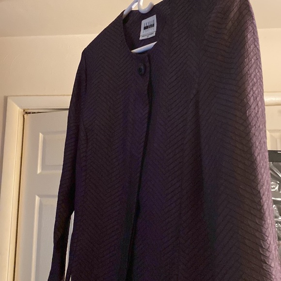 Brown design skirt suit very flattering - Picture 3 of 8